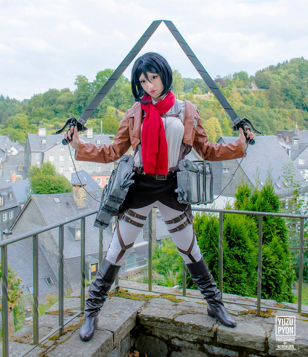 Пацаны женские персонажи. YUZUPYON Mikasa. Mikasa Cosplay. Косплей атака титанов Микаса. Косплей женских персонажей мужчинами.